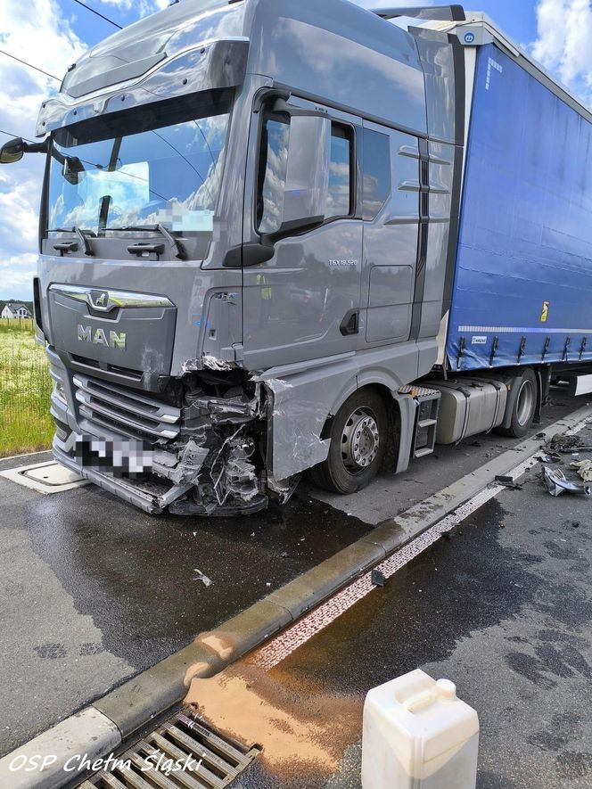 Wypadek w Chełmie Śląskim. Kierowca wjechał pod ciężarówkę