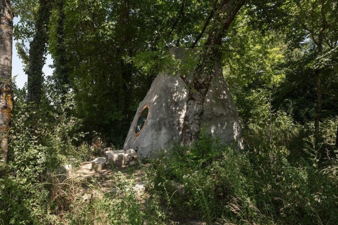 Dom w kształcie skały