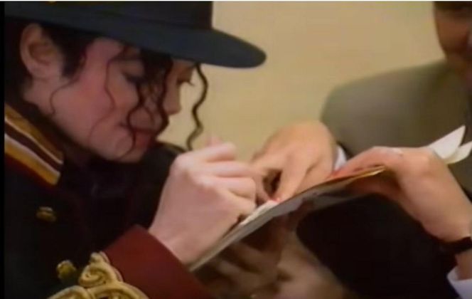 Michael Jackson zmarł 16 lat temu. Gdy odwiedził Polskę, wszyscy wstrzymali oddech. Te zdjęcia zachwycają