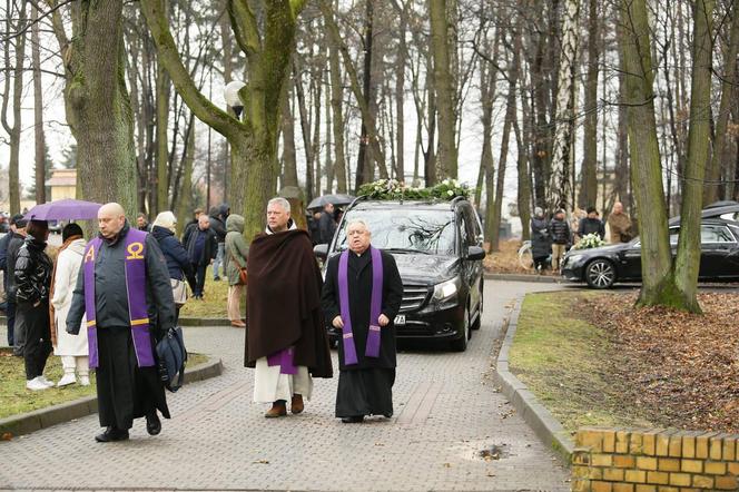 Pogrzeb Krzysztofa Respondka. Artystę żegnali rodzina i przyjaciele. Wśród nich m.in. Michał Wiśniewski i Robert Janowski