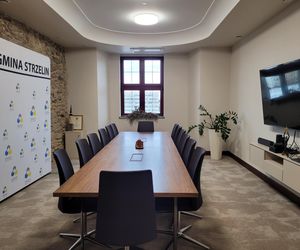 Wnętrza odbudowanego ratusza: sala konferencyjna burmistrza