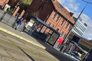 Samochód dachował, a potem uderzył w przystanek! Koszmarny wypadek w Bydgoszczy