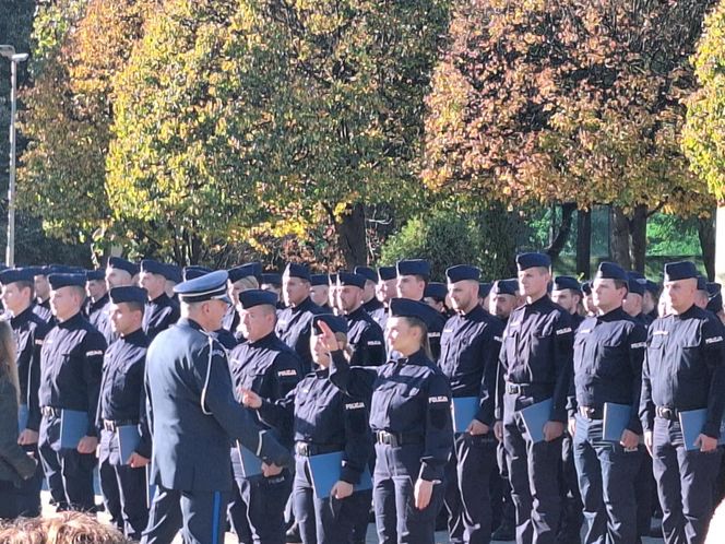 Uroczyste zakończenie szkolenia policyjnego w Katowicach. Ponad 200 nowych policjnatów