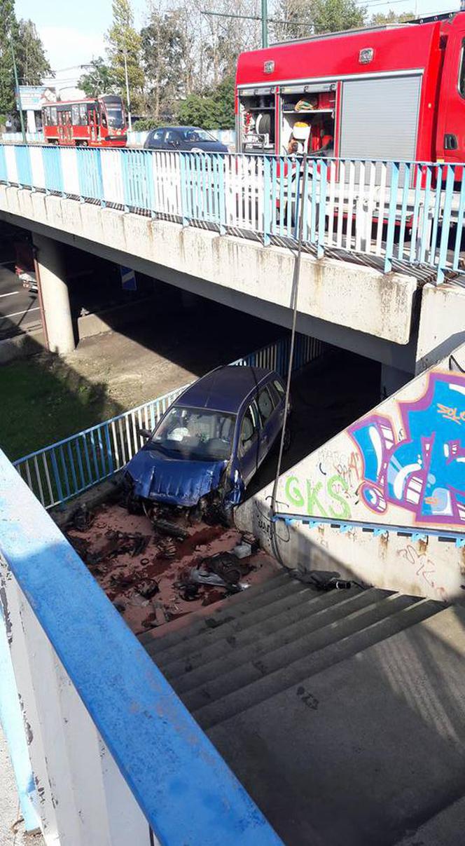 Nietypowe zdarzenie w Katowicach. Kierowca wylądował... pod wiaduktem na ul. Kościuszki! [ZDJĘCIA]
