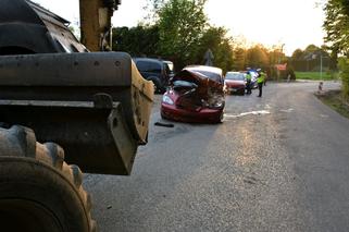 Pijany kierowca koparki uszkodził dwa samochody i motocykl
