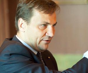 Radosław Sikorski: na produkcję amunicji trzy polskie firmy wnioskowały o 15 razy mniej środków niż Niemcy