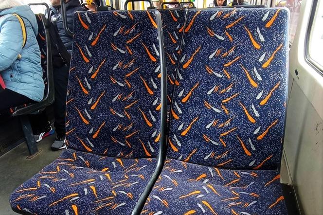 Dlaczego siedzenia w komunikacji miejskiej mają tak brzydką tapicerkę?