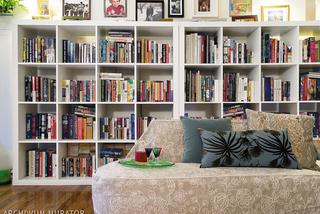 Biała nowoczesna biblioteka na książki w domu