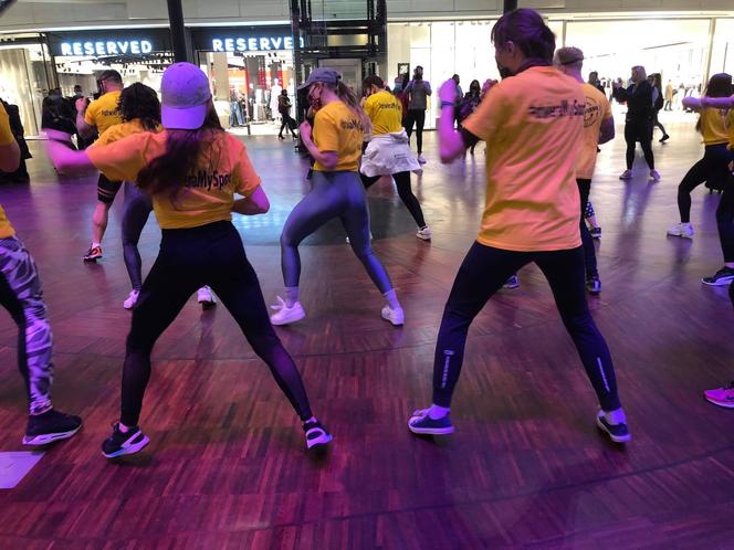 Flashmob w Manufakturze. Trenerzy z Łodzi chcą ratować branżę fitness
