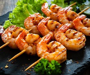 Kiedy mam dosyć mięsa z grilla sięgam po ten przepis. Grillowane cytrynowe krewetki z kuskusem pesto zawsze robią furorę