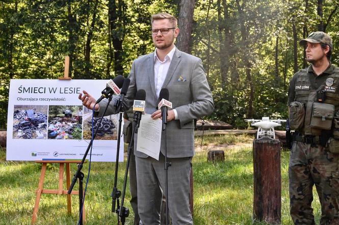 Michał Woś zapowiada wyższe kary za śmiecenie w lesie