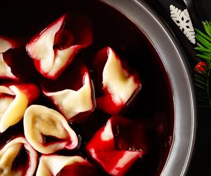 Uszka z kapustą i grzybami: przepis na tradycyjny dodatek do barszczu wigilijnego