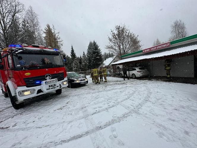 Kierowcy zapomnieli jak się jeździ?! Wysyp kolizji i wypadków w Warszawie bo... spadł śnieg 