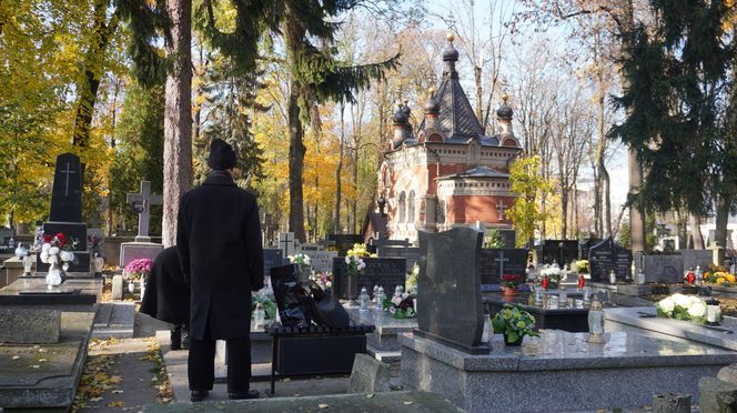 1 listopada na cmentarzu przy ul. Lipowej w Lublinie. Mieszkańcy odwiedzają groby swoich bliskich