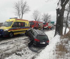 Potworny wypadek w Rozprzy! Auto 19-latki owinęło się wokół drzewa