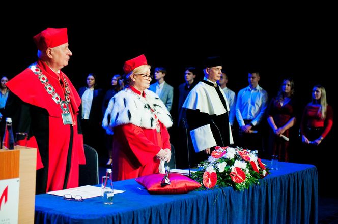 Podczas uroczystej ceremonii inauguracji nowego roku akademickiego 2024/2025 odbyła się tradycyjna immatrykulacja studentów i studentek pierwszego roku.