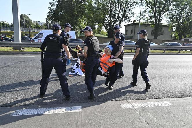  Aktywiści z Ostatniego Pokolenia sparaliżowali ruch. Kierowcy: Ktoś powinien zrobić z nimi porządek!