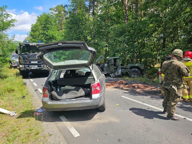 Pojazd armii USA zderzył się z osobówką koło Bolesławca. Jedna osoba w szpitalu 