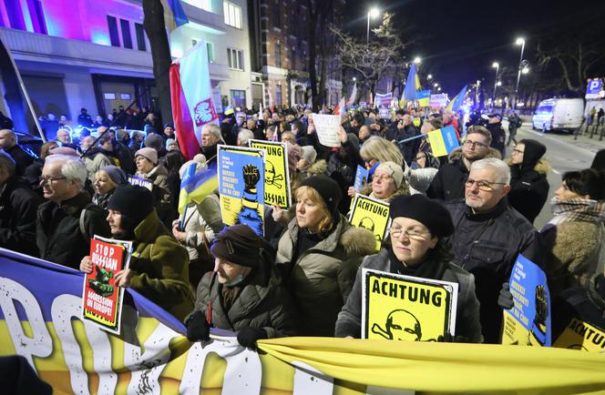 "Kijów, Warszawa - wspólna sprawa!". Mieszkańcy stolicy na antywojennych protestach