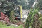 Szokujący wypadek karetki pod Płockiem! 46-latek przerwał ogrodzenie i zniszczył groby [ZDJĘCIA]