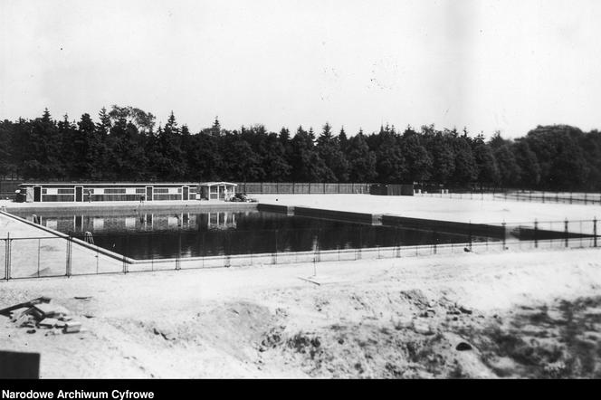 Park na Sołaczu - przed wojną były tutaj łazienki i pływalnia. Dziś takiego miejsca nie ma