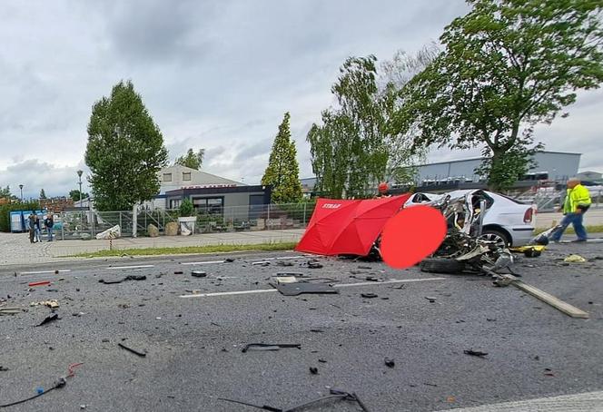 BMW zderzyło się z dwoma ciężarówkami 