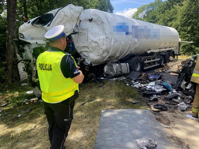 Śmiertelny wypadek na drodze krajowej nr 10 pod Bydgoszczą. Zderzyły się dwie ciężarówki