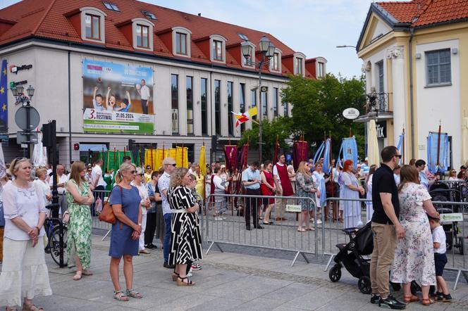 Boże Ciało 2024. Tłumy wiernych przeszły w procesji ulicami Białegostoku