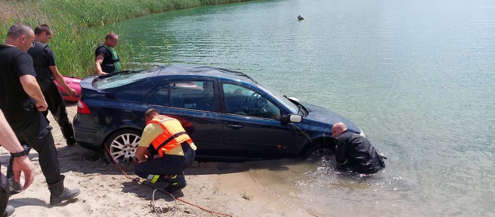 Samochód stoczył się do jeziora Ostrowskiego! Właściciel w szoku
