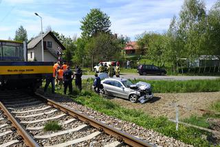 Na przejeździe kolejowym w Szalowej samochód wpadł pod drezynę