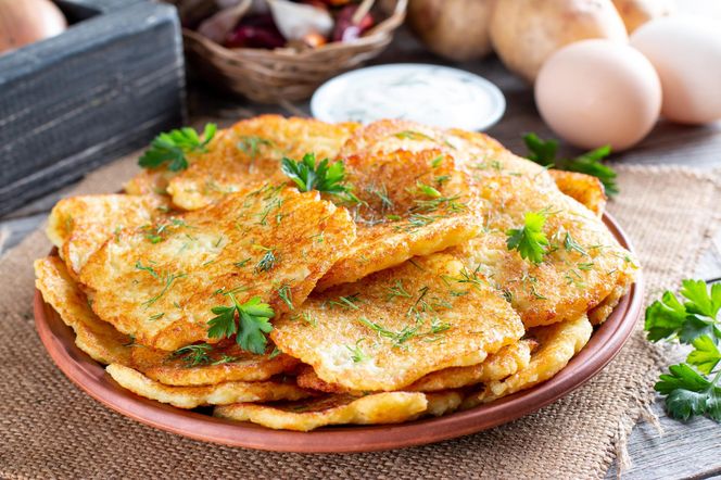 Placki ziemniaczane tradycyjne z sosem