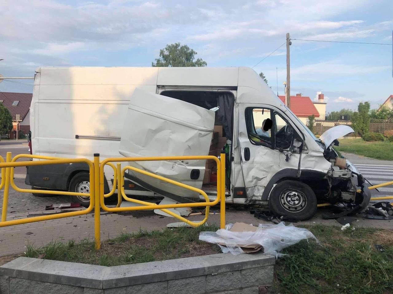 Wypadek w Knyszynie. Zderzenie dwóch busów zablokowało skrzyżowanie [ZDJĘCIA]