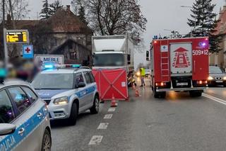Kierowca ciężarówki przejechał mężczyznę, bo go nie zauważył. Poszkodowany zmarł na miejscu