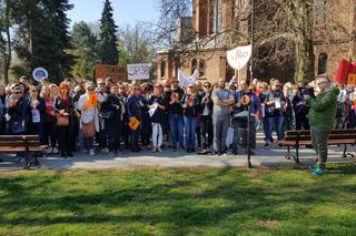 Strajkujący nauczyciele spotkali się na placu Wolności w Bydgoszczy. - Nie poddamy się! [ZDJĘCIA]