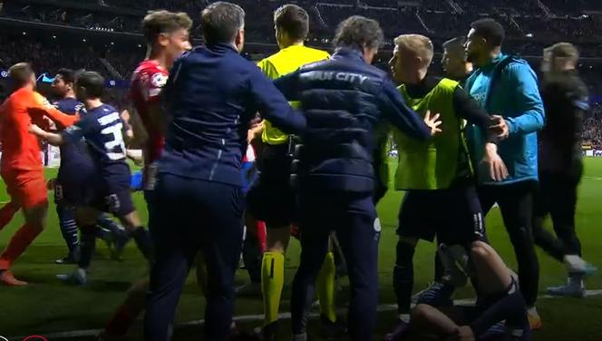 Zadyma podczas meczu Atletico - Manchester City