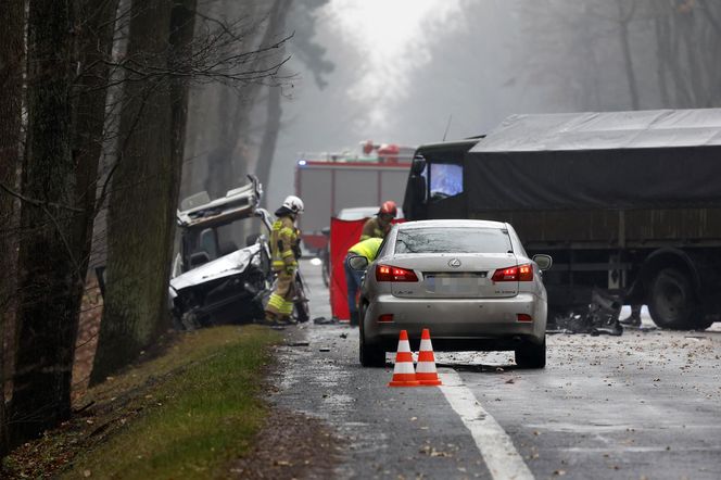 Wypadek ciężarówki z żołnierzami pod Warszawą. Jedna osoba nie żyje, pięć w szpitalu