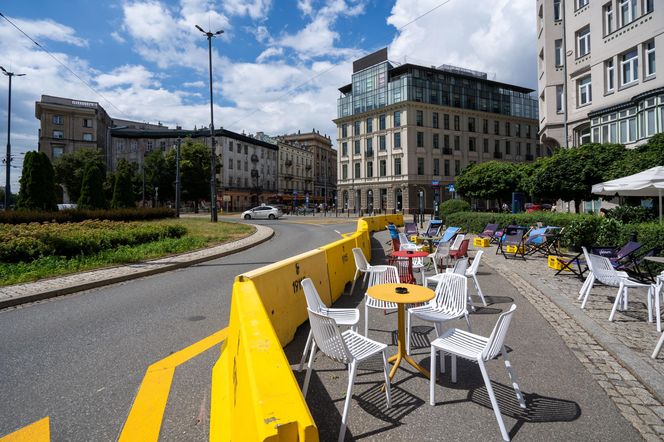 Plac Zbawiciela już w letnim klimacie