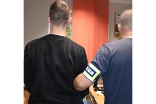 Krwawy napad na sklep w Kobyłce. Co wiemy o zatrzymanym 22-latku?