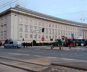 Protest rolników we Wrocławiu. Strajk wymyka się spod kontroli. Urząd Wojewódzki obrzucany jajkami