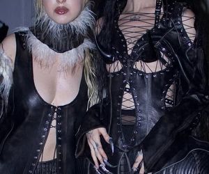 Nie wyszło na Eurowizji, więc poszła w modę. Luna szokuje kolejny raz