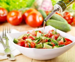 Sałatka z ogórków i pomidorów w 3 minuty. Prosty przepis na zdrowy dodatek do obiadu