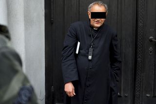 Ksiądz obrzydliwie wyzywał Dudę, Tuska i Hołownię! Ekskomunikował go papież, a teraz zapadł wyrok sądu