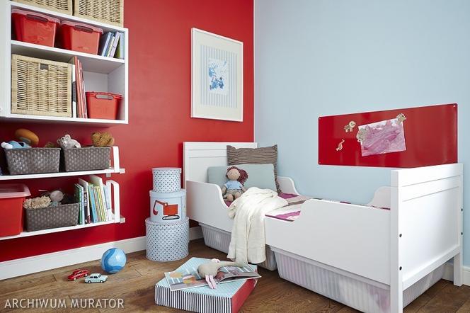 Czerwone ściany w pokoju dziecka