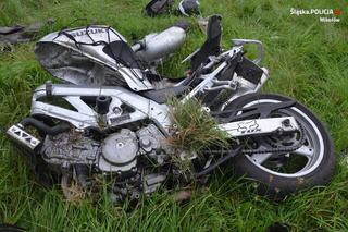 Motocyklista wypadł z drogi i uderzył w betonowy przepust