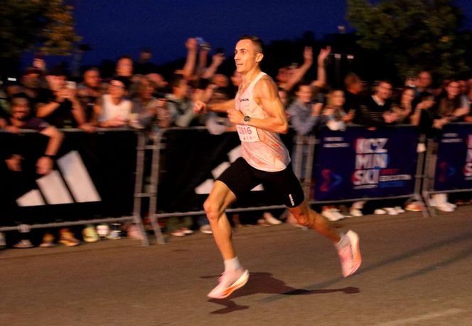 Tłumy wyszły w nocy na ulice. Ludzie klaskali, okrzykom nie było końca