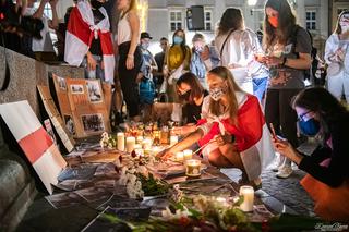 Manifestacja Białorusinów na rynku w Krakowie. Precz z Łukaszenką!