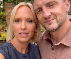 M jak miłość nowy sezon. Dorota (Iwona Rejzner), Bartek (Arkadiusz Smoleński) w siedlisku na planie