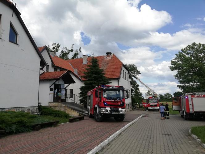 Nowica. Pożar szkoły podstawowej. Zaczęło się od palących pojemników na śmieci