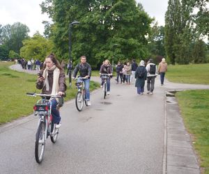 Studenci Politechniki gromadzą się w okolicy terenu juwenaliów