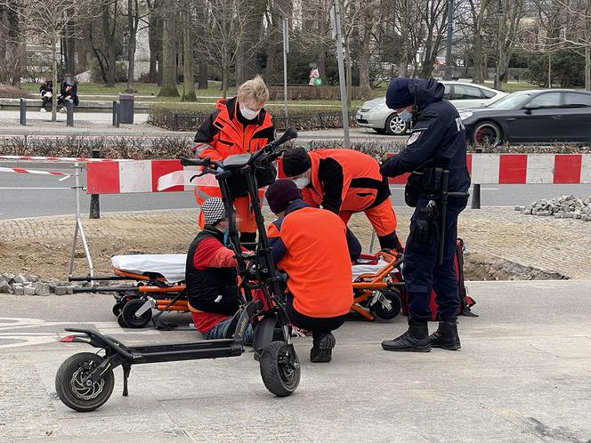 Staranował hulajnogę, uciekł i wrócił. Wypadek w samym centrum Warszawy 